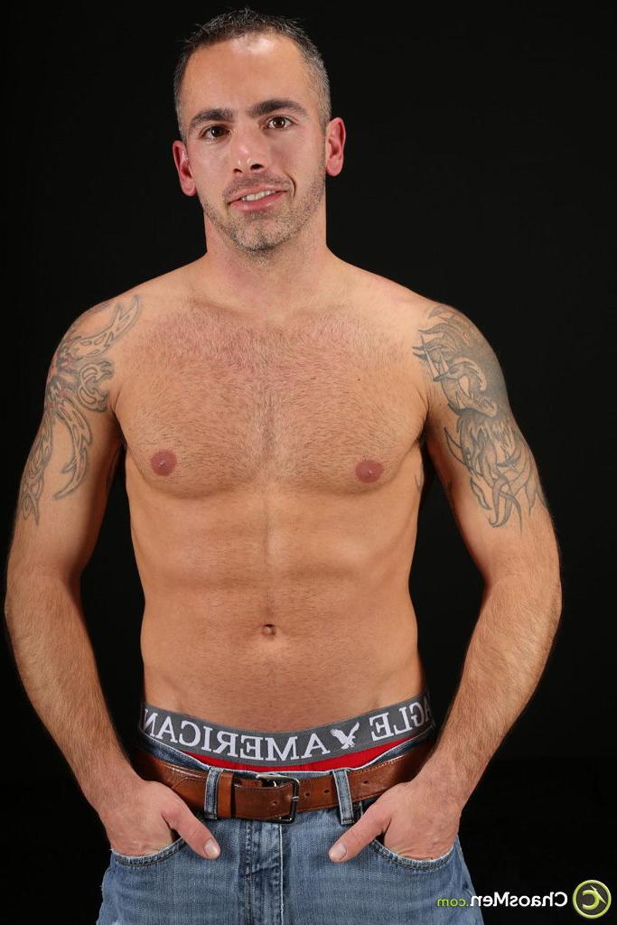 20P Le beau mec gay tatoué Spiro se déshabille entièrement et montre sa bite dure