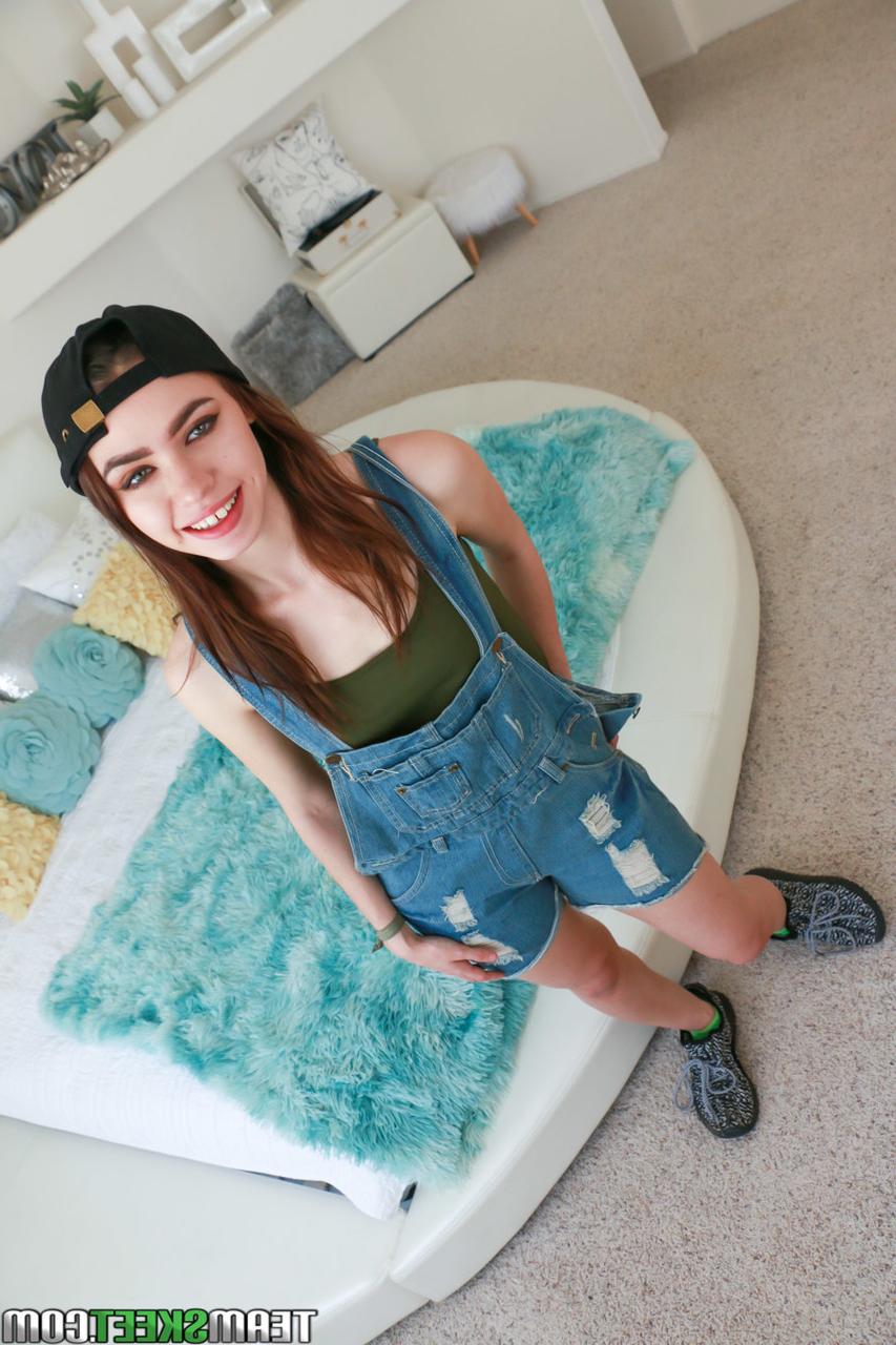 18P La jeune sexy Lucie Cline laisse tomber son short pour une grosse bite et une grosse éjaculation faciale.