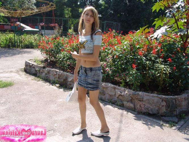 15P Adolescente encantadora expone su coño mientras come helado en un parque