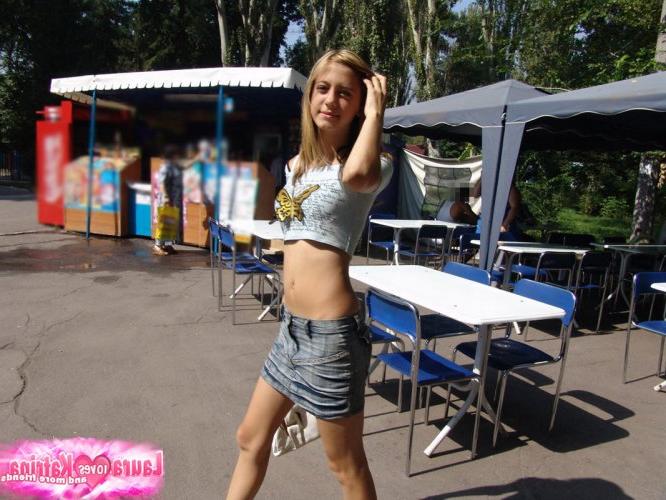15P Adolescente encantadora expone su coño mientras come helado en un parque