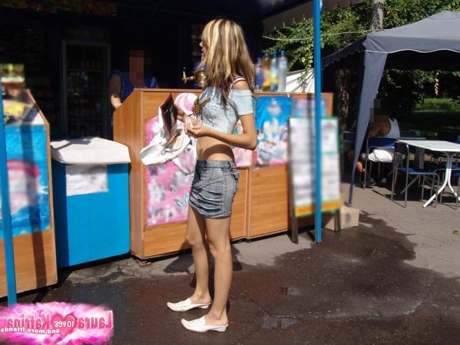 15P Adolescente encantadora expone su coño mientras come helado en un parque