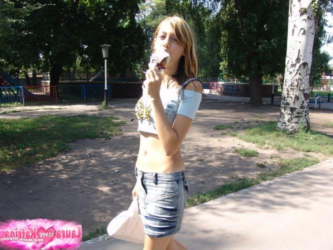 15P Adolescente encantadora expone su coño mientras come helado en un parque