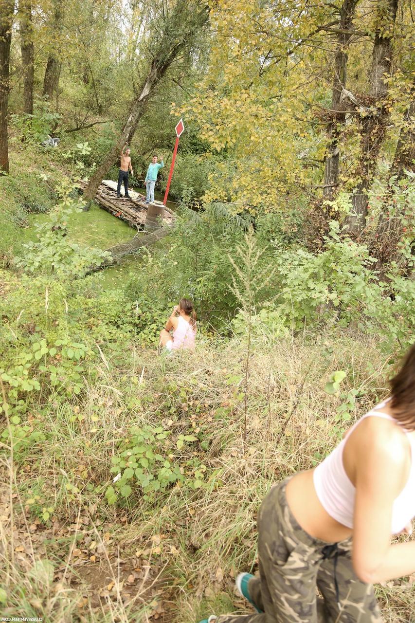 20P Das freche tschechische Luder Naomi Bennet isst Sperma bei einem wilden Outdoor-Dreier