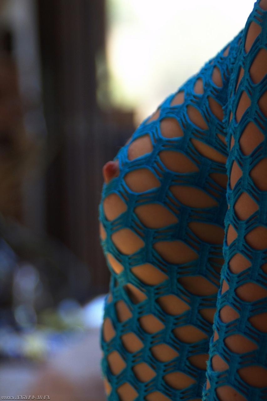 17P Die blonde Anikka Albrite zieht weiße Strumpfhosen über ihren Knackarsch