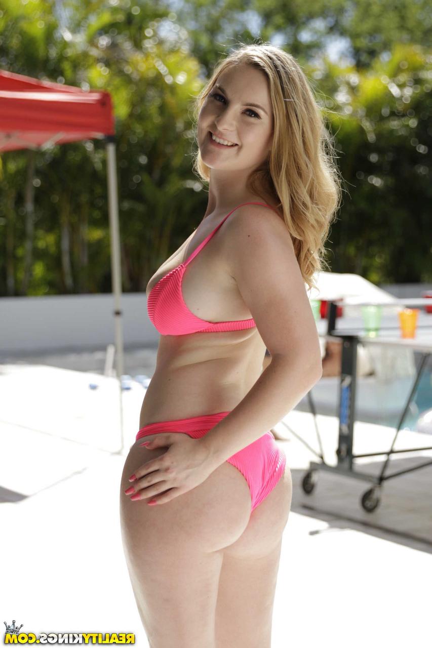 18P La bella americana Kara Lee muestra sus magníficos pechos junto a la piscina