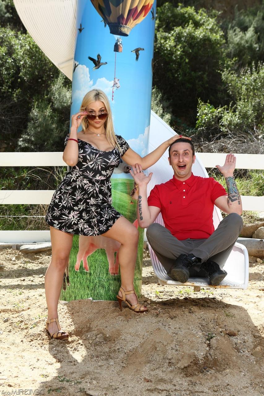 20P Das zierliche blonde Mädchen Sarah Vandella bläst einen großen Schwanz, wird gefickt und ins Gesicht gespritzt