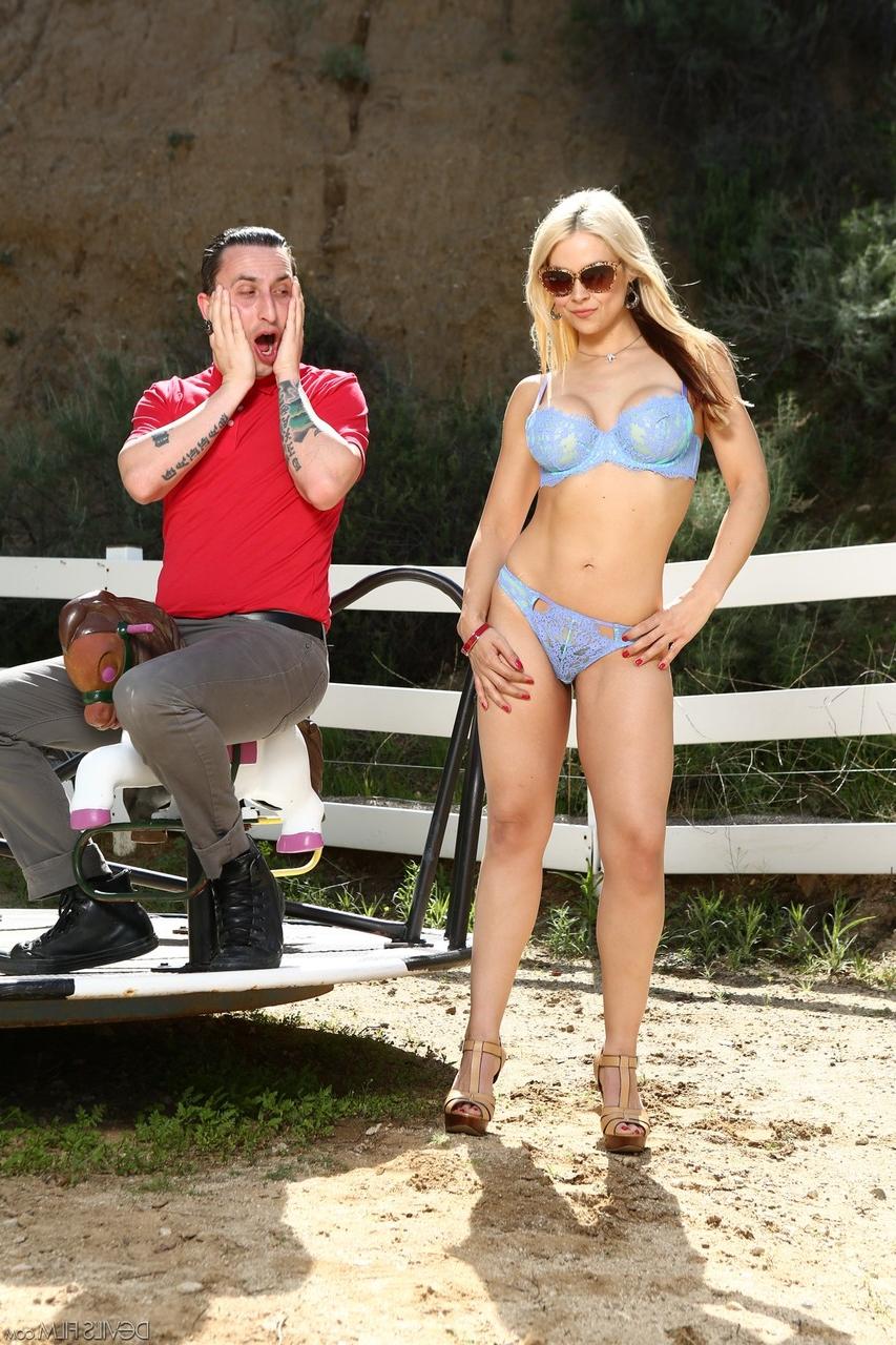 20P Das zierliche blonde Mädchen Sarah Vandella bläst einen großen Schwanz, wird gefickt und ins Gesicht gespritzt