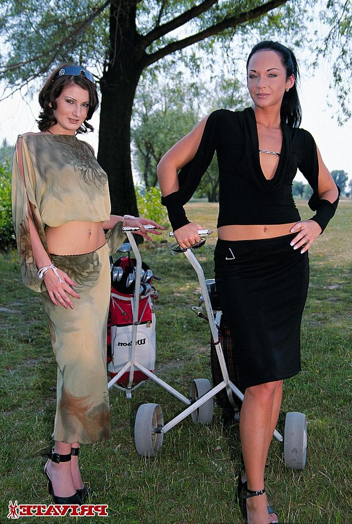 13P Las amateurs europeas Electra Angels y Erika Fire comparten polla al aire libre