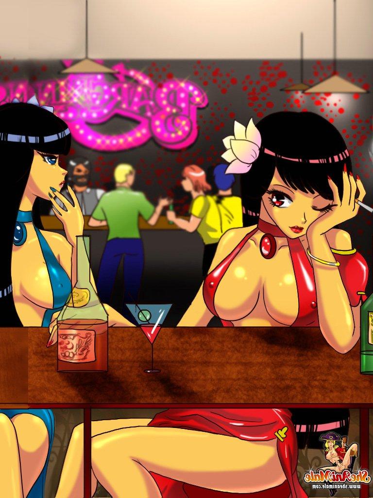 15P Uma travesti animada e sua amiga levam uma surra em um clube