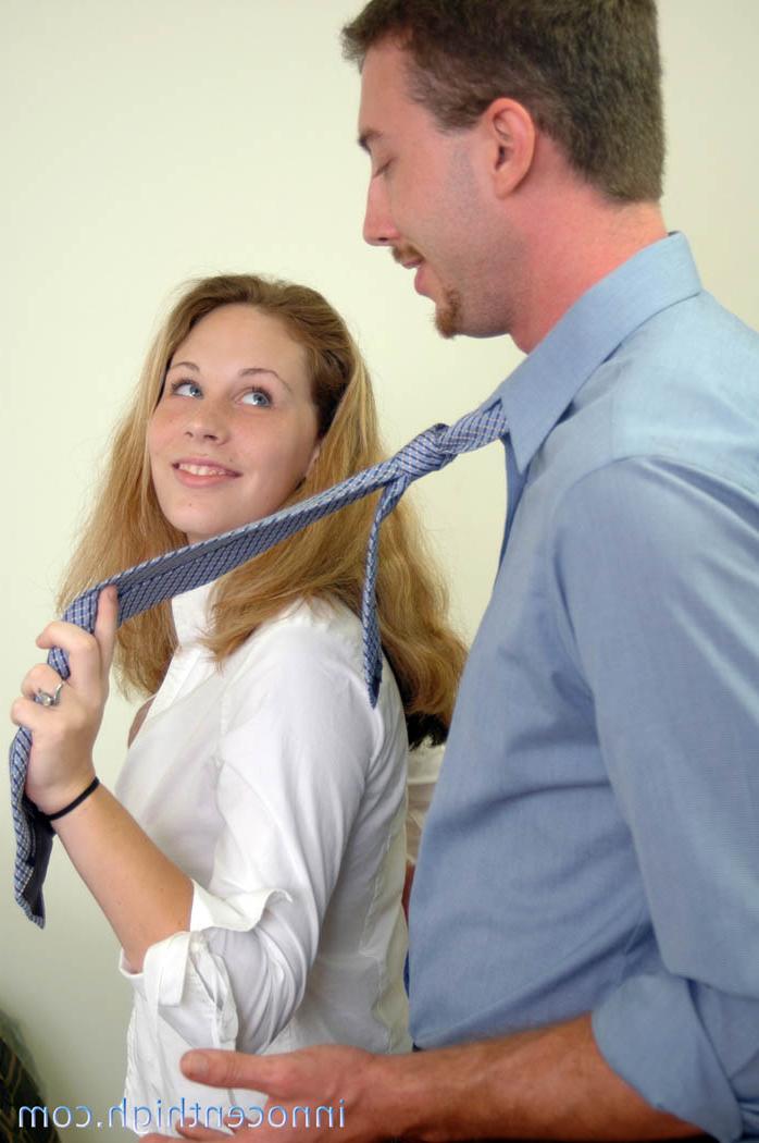 20P 新人学生が制服を脱いで先生のチンポに乗って顔射