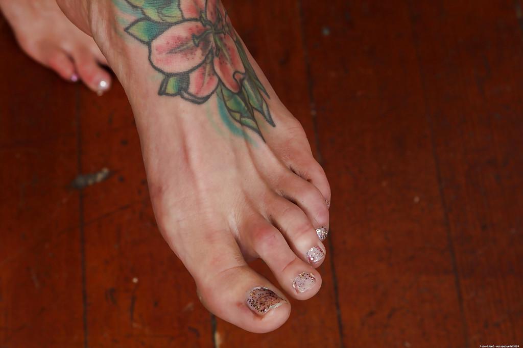 16P Milf fetiche por pés Elizabeth mostra suas tatuagens legais e remove o vestido
