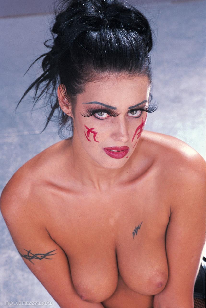 16P Wunderschöne Brünette trägt während der A2M-Action in einem Bodystocking rote Lippen