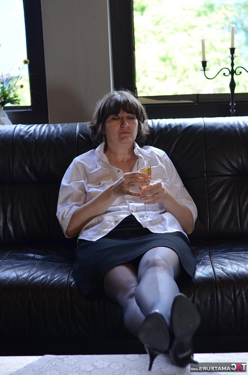 16P Reife Dame, heiße MILF, entblößt ihre Titten und Muschi bei einem Glas Wein