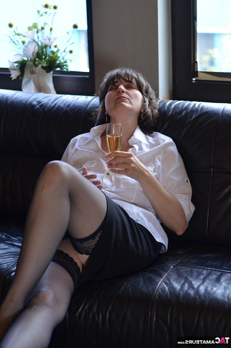 16P Reife Dame, heiße MILF, entblößt ihre Titten und Muschi bei einem Glas Wein
