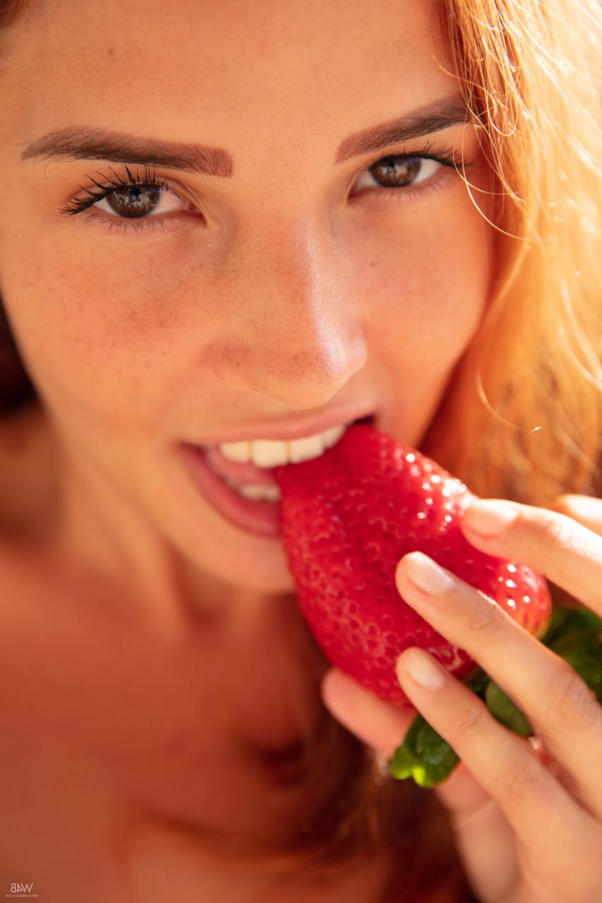 20P Sexy babe Agatha Vega playing with veggies while fully naked outdoors