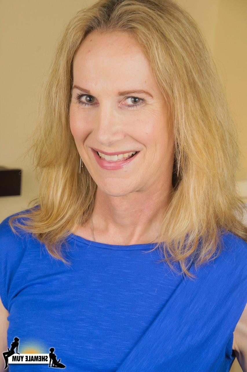 16P La transexuelle mature Becca Benz dévoile ses petits seins et sa petite bite.