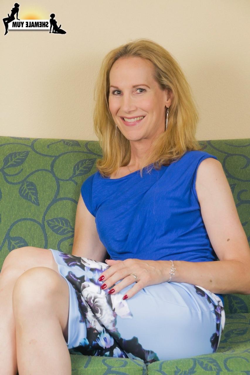 16P La transexuelle mature Becca Benz dévoile ses petits seins et sa petite bite.