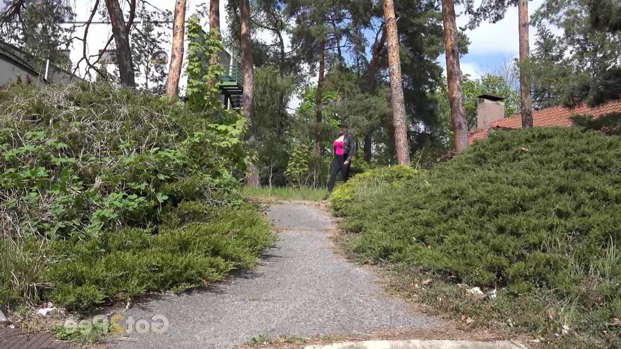15P A garota branca Chloe Lamour faz xixi extremamente necessário em um caminho pavimentado