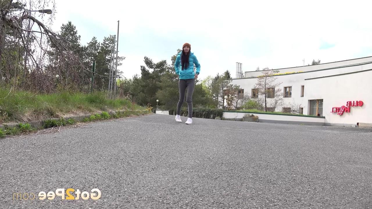 15P La morena Elena se mea en una carretera pavimentada