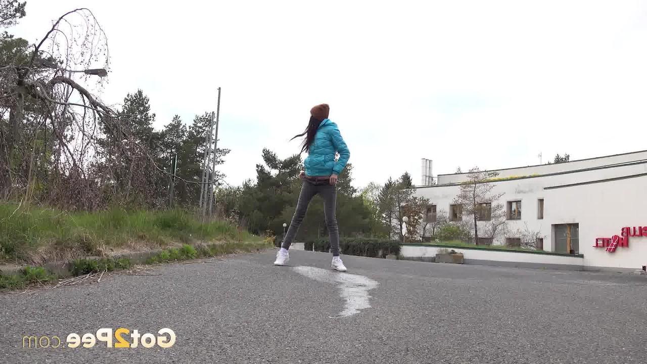 15P La morena Elena se mea en una carretera pavimentada