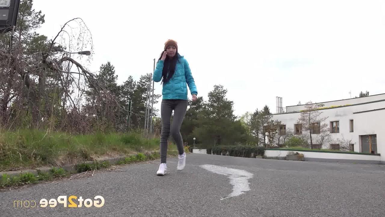 15P La morena Elena se mea en una carretera pavimentada