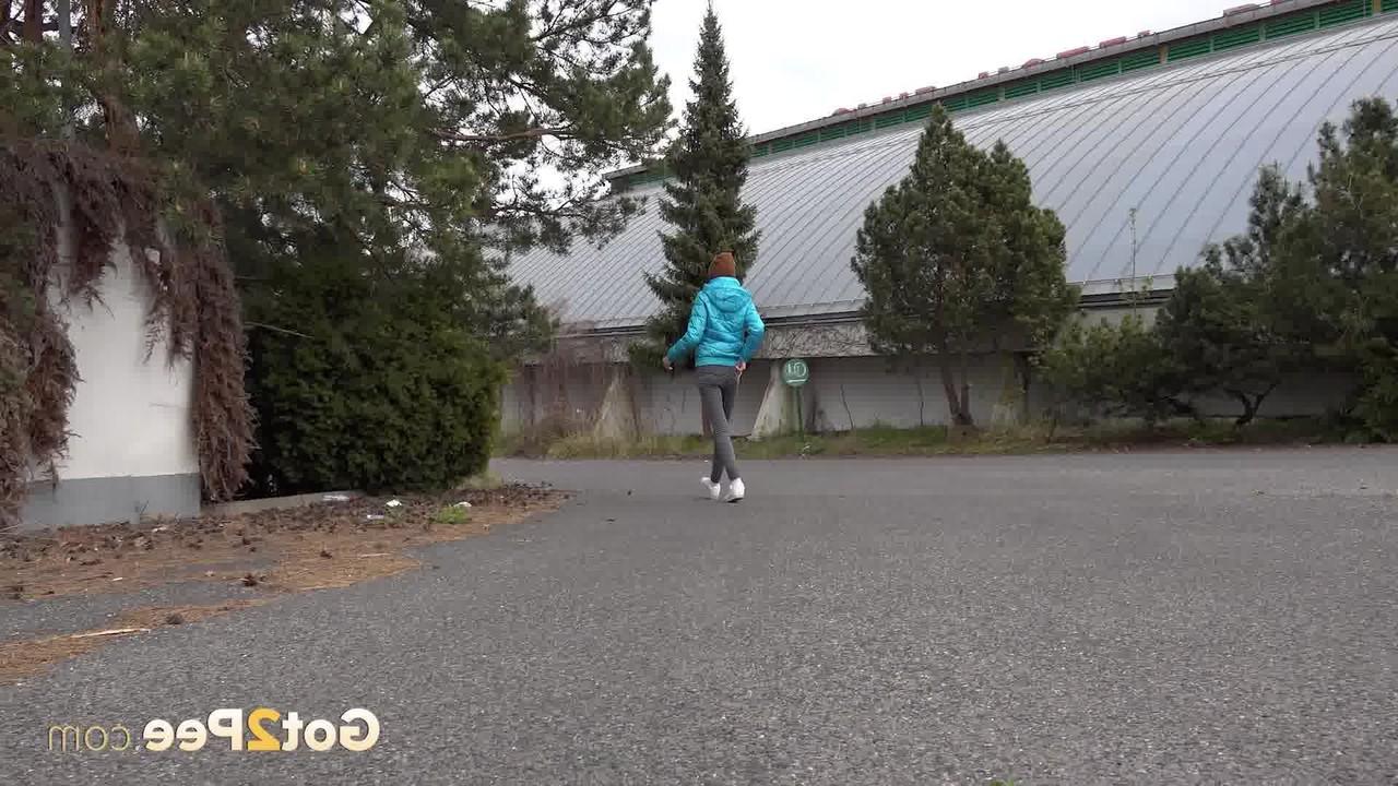 15P La morena Elena se mea en una carretera pavimentada
