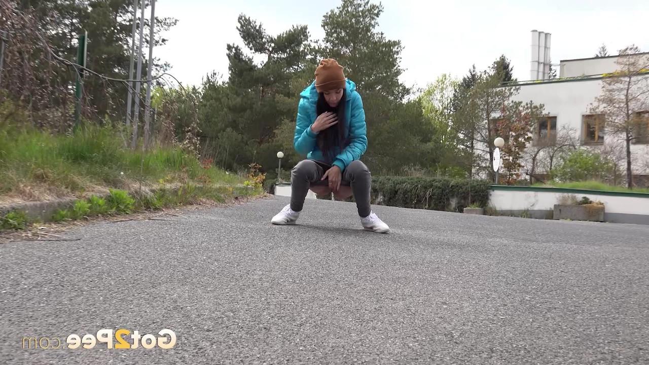 15P La morena Elena se mea en una carretera pavimentada