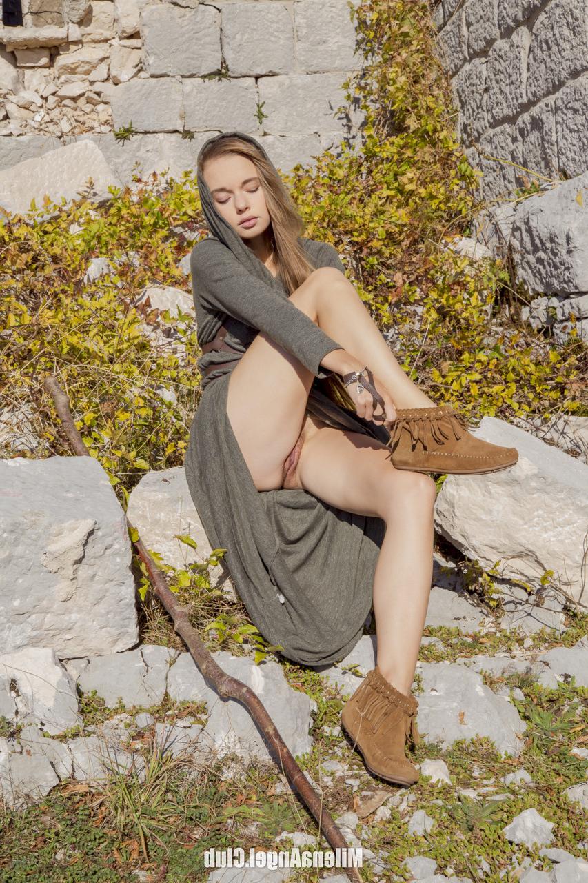 15P Das sexy, schlanke Babe Milena Angel zeigt ihre kleinen Titten und ihren großen Arsch im Freien