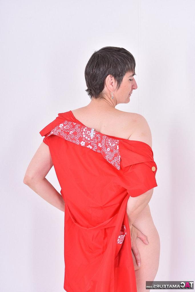 20P Modelo amador com o cabo de Hot MILF mostra buracos peludos enquanto fica nu