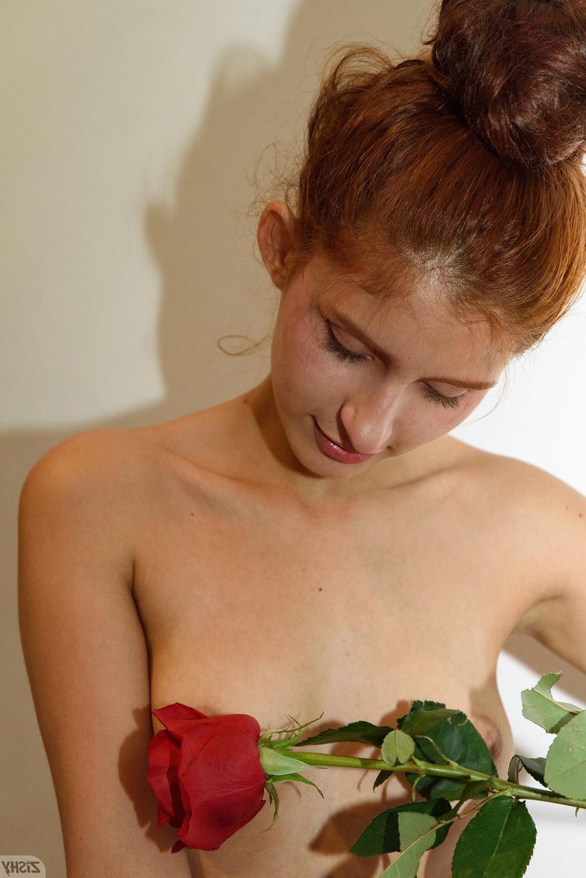 13P A atraente gata Rosa Calderon mostra seus peitos pequenos e doces e seu grande saque
