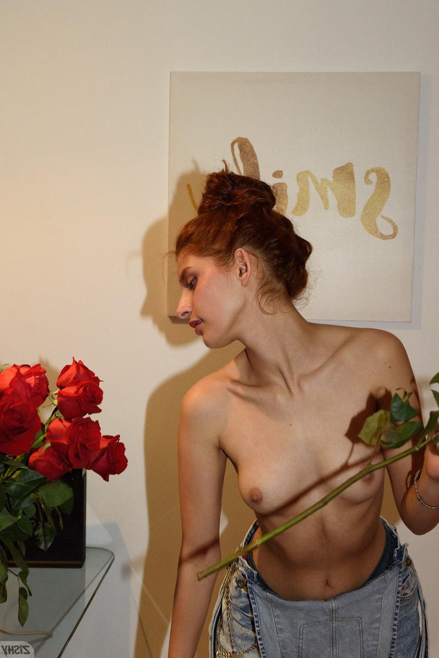 13P A atraente gata Rosa Calderon mostra seus peitos pequenos e doces e seu grande saque