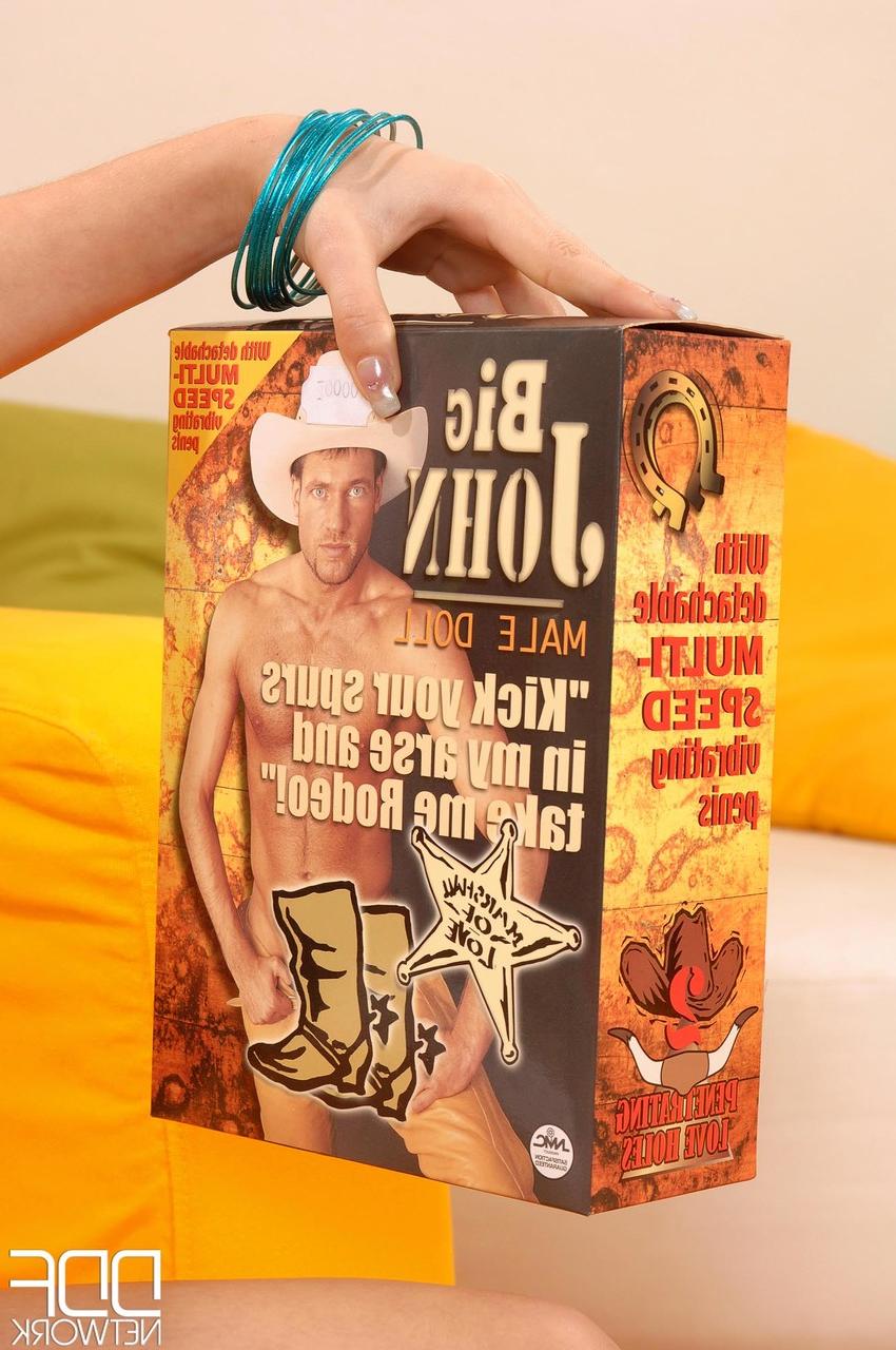20P A gata excitada Szofya Cox exibe seus peitos grandes e fode um boneco masculino realista