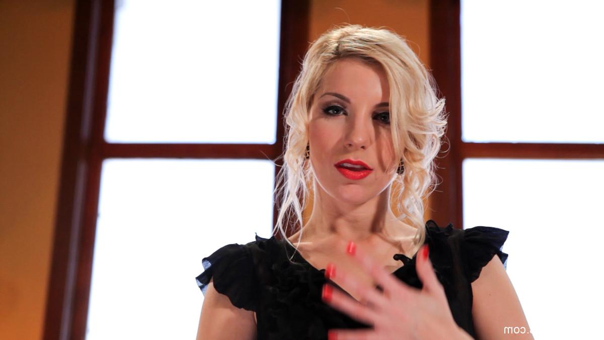 17P A loira Ashley Fires toca seu traseiro com a bunda nua em exibição