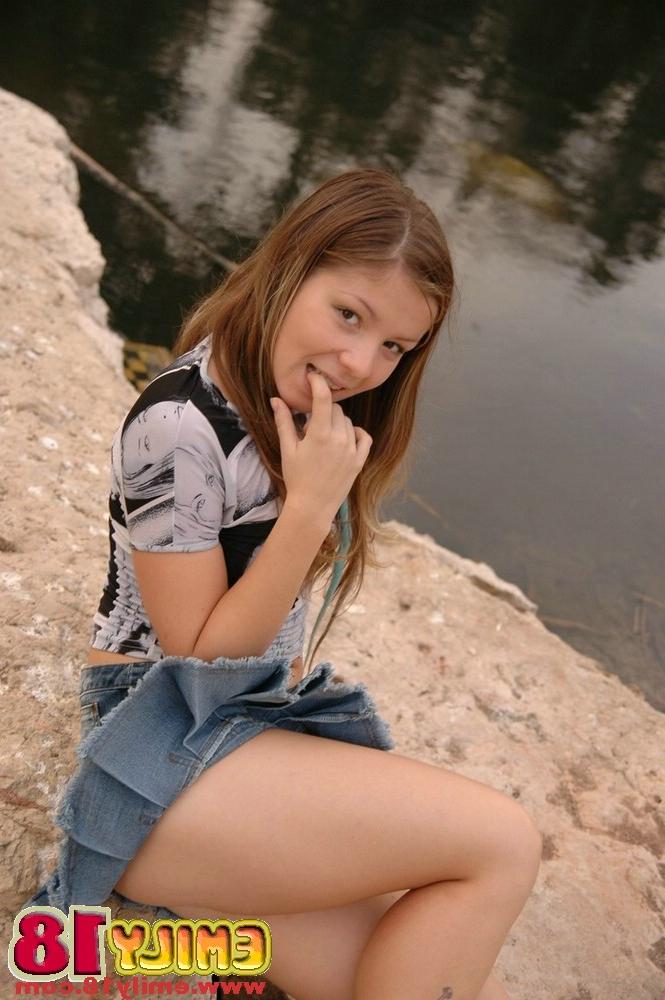 15P Uma jovem encantadora descobre seus peitos minúsculos durante a ação de upskirt