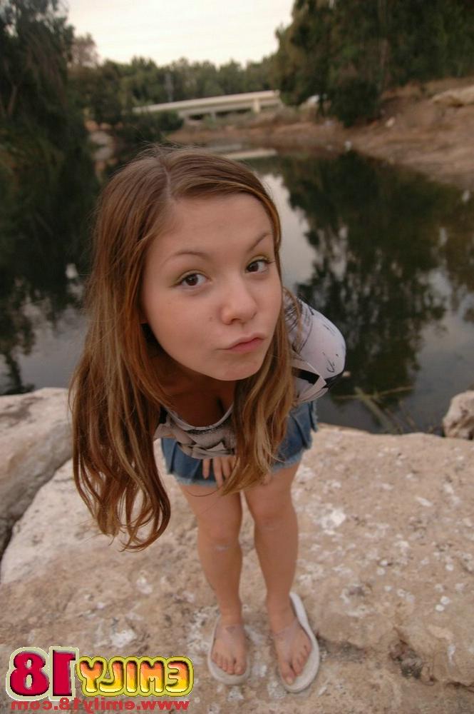15P Uma jovem encantadora descobre seus peitos minúsculos durante a ação de upskirt