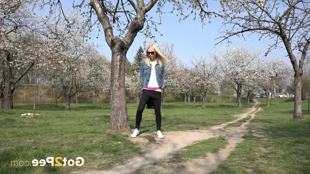 15P La rubia Debora hace pis urgente en un camino de tierra a través de un huerto