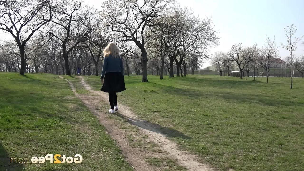 15P La rubia Debora hace pis urgente en un camino de tierra a través de un huerto