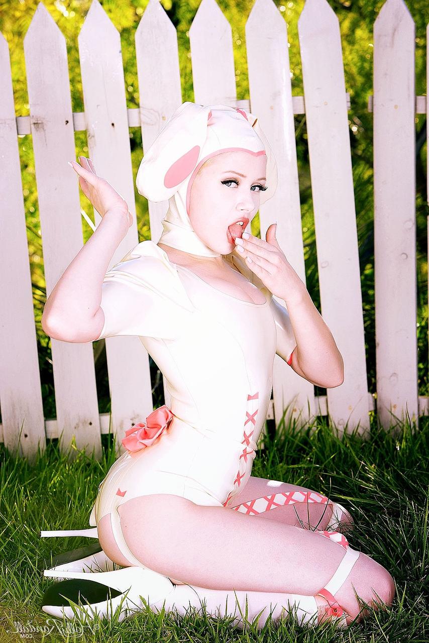 17P La salope russe en tenue de latex, Mosh, se déshabille et pose dans le jardin.