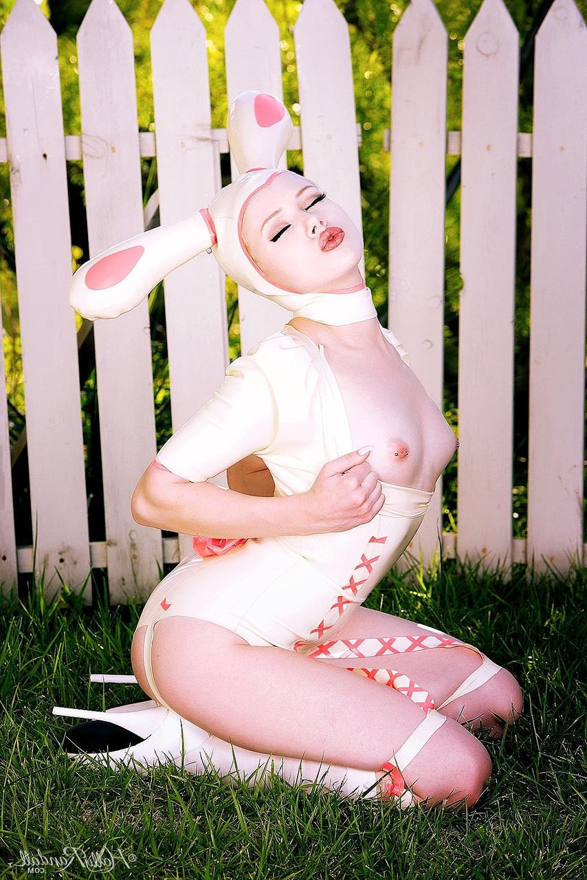 17P La salope russe en tenue de latex, Mosh, se déshabille et pose dans le jardin.