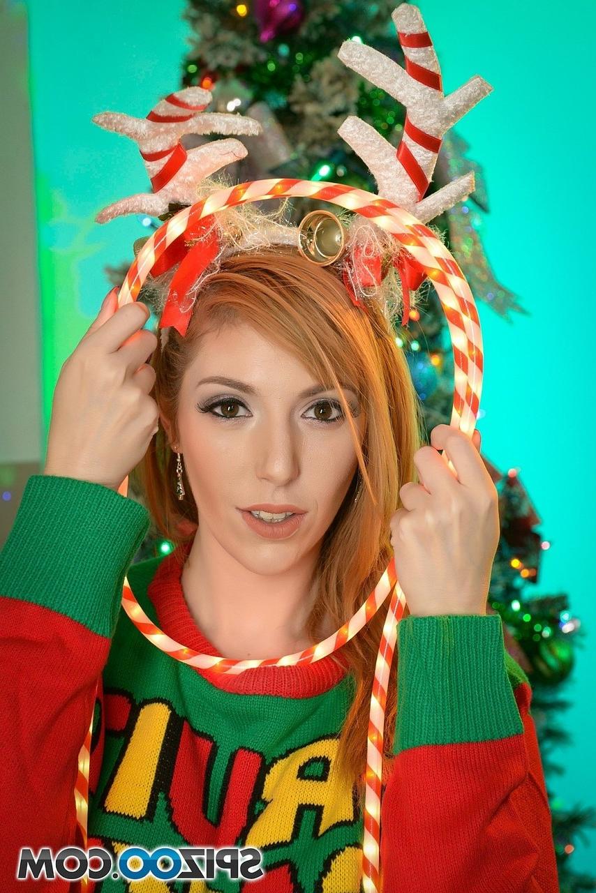 19P La plantureuse Lauren Phillips se déshabille devant le sapin de Noël et montre ses courbes torrides.