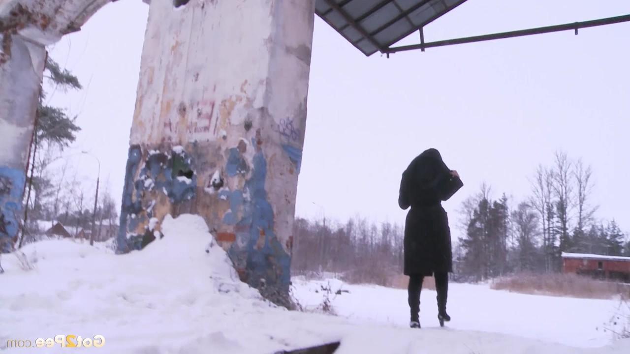 15P Die dunkelhaarige Frau Dasha enthüllt ihre rasierte Muschi, während sie in den Schnee pinkelt