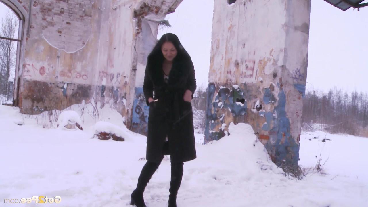 15P Die dunkelhaarige Frau Dasha enthüllt ihre rasierte Muschi, während sie in den Schnee pinkelt