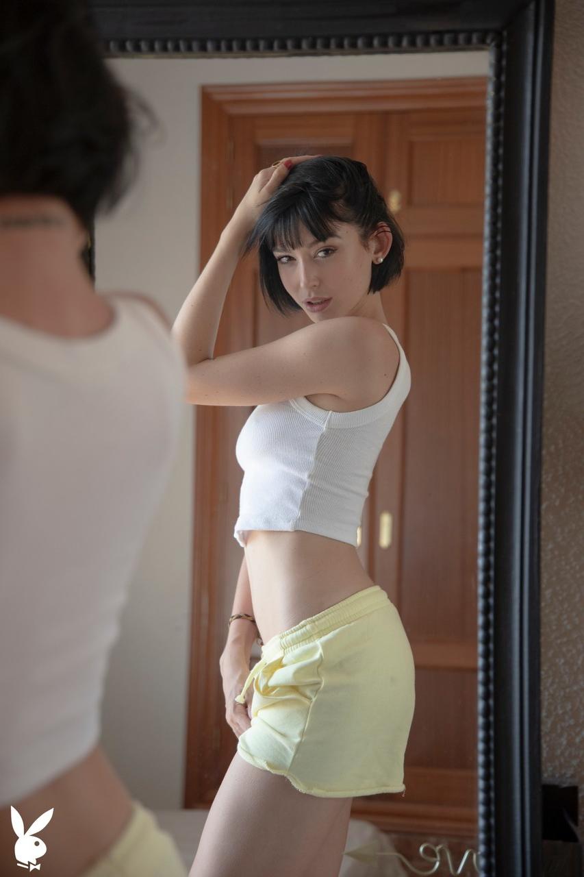 20P Slim brunette honey Sophia flaunts her fabulous curves in a solo show