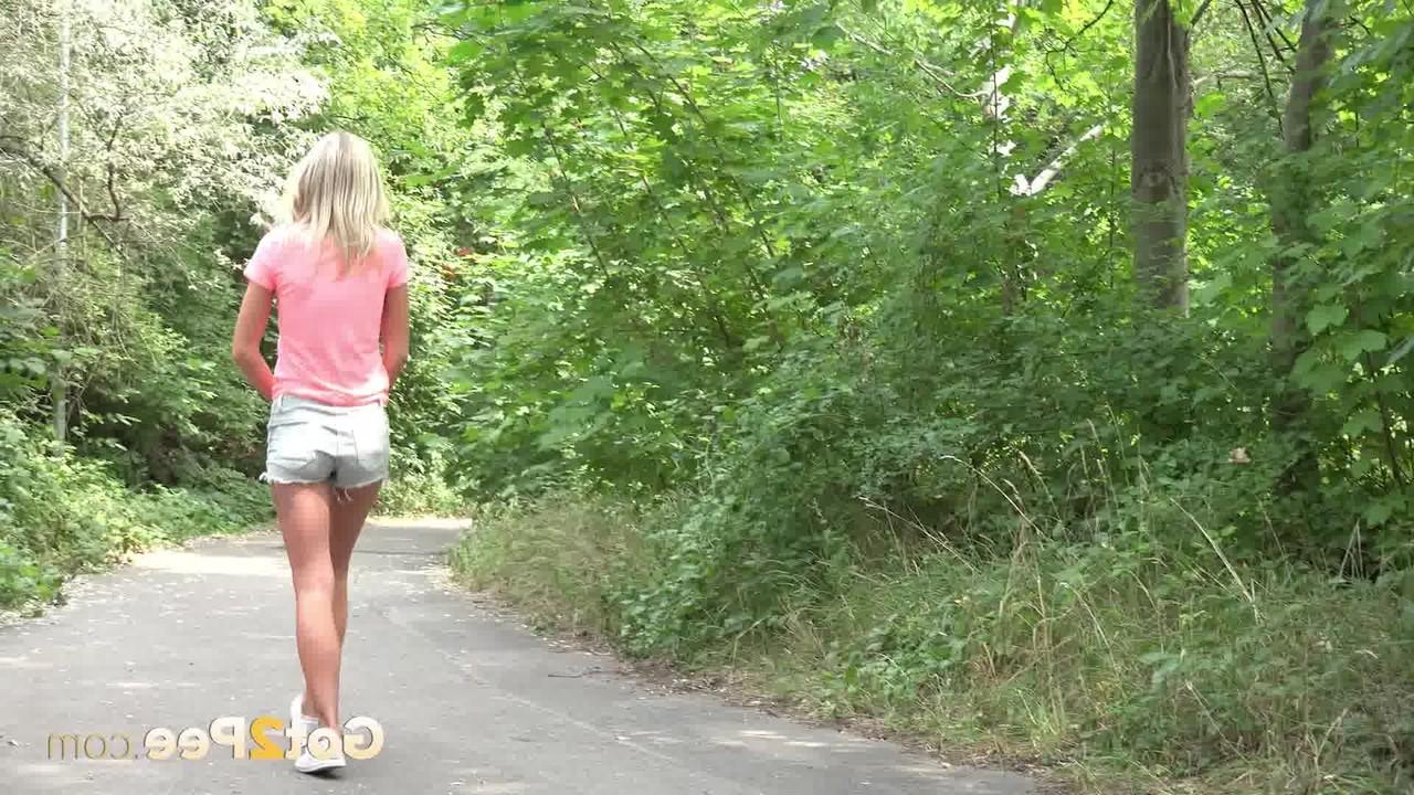 15P A loira Claudia Macc é pega fazendo xixi na natureza