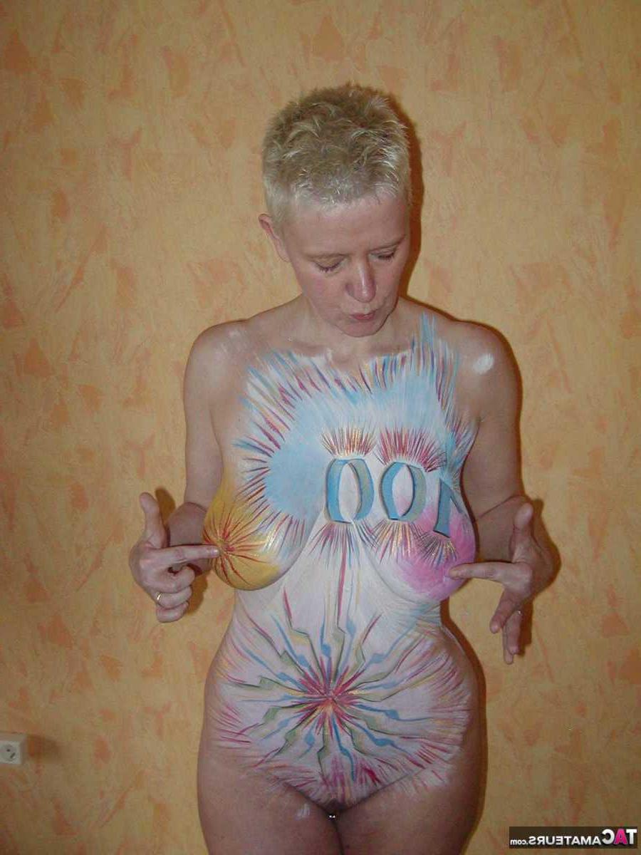 16P Tiffany Pearl, femme plus âgée aux cheveux blonds courts, pose nue avec de la peinture corporelle.