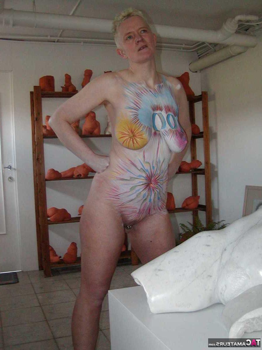 16P Tiffany Pearl, femme plus âgée aux cheveux blonds courts, pose nue avec de la peinture corporelle.