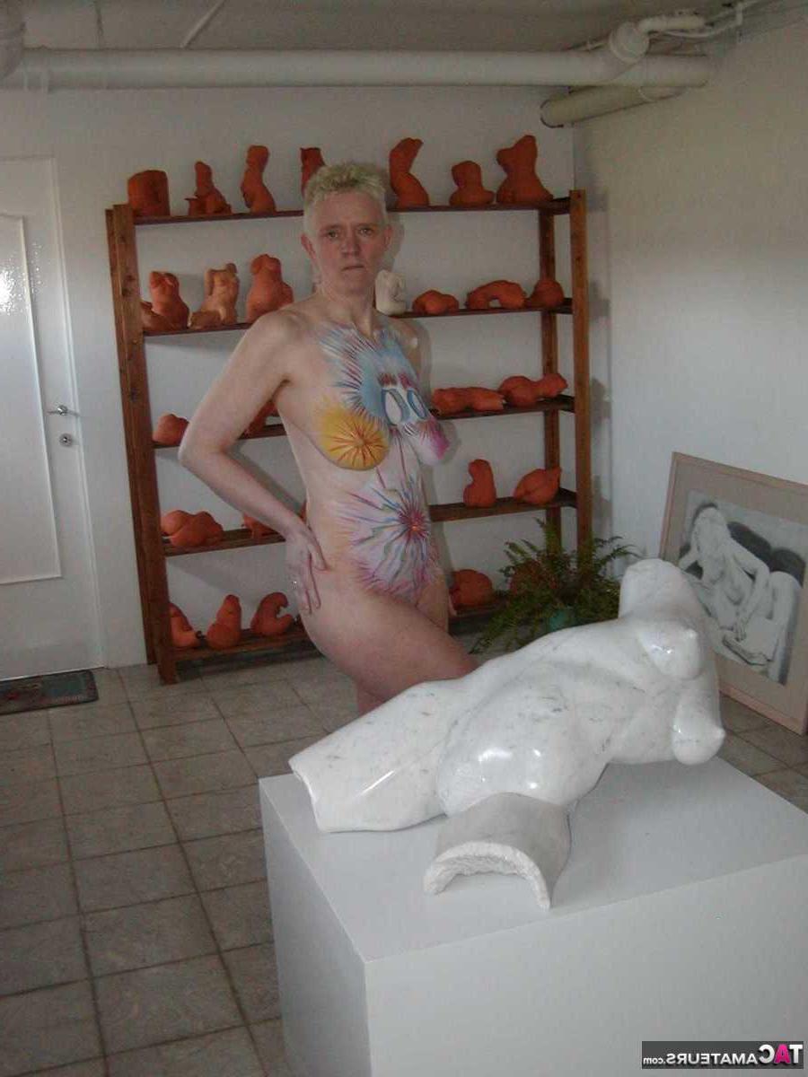 16P Tiffany Pearl, femme plus âgée aux cheveux blonds courts, pose nue avec de la peinture corporelle.