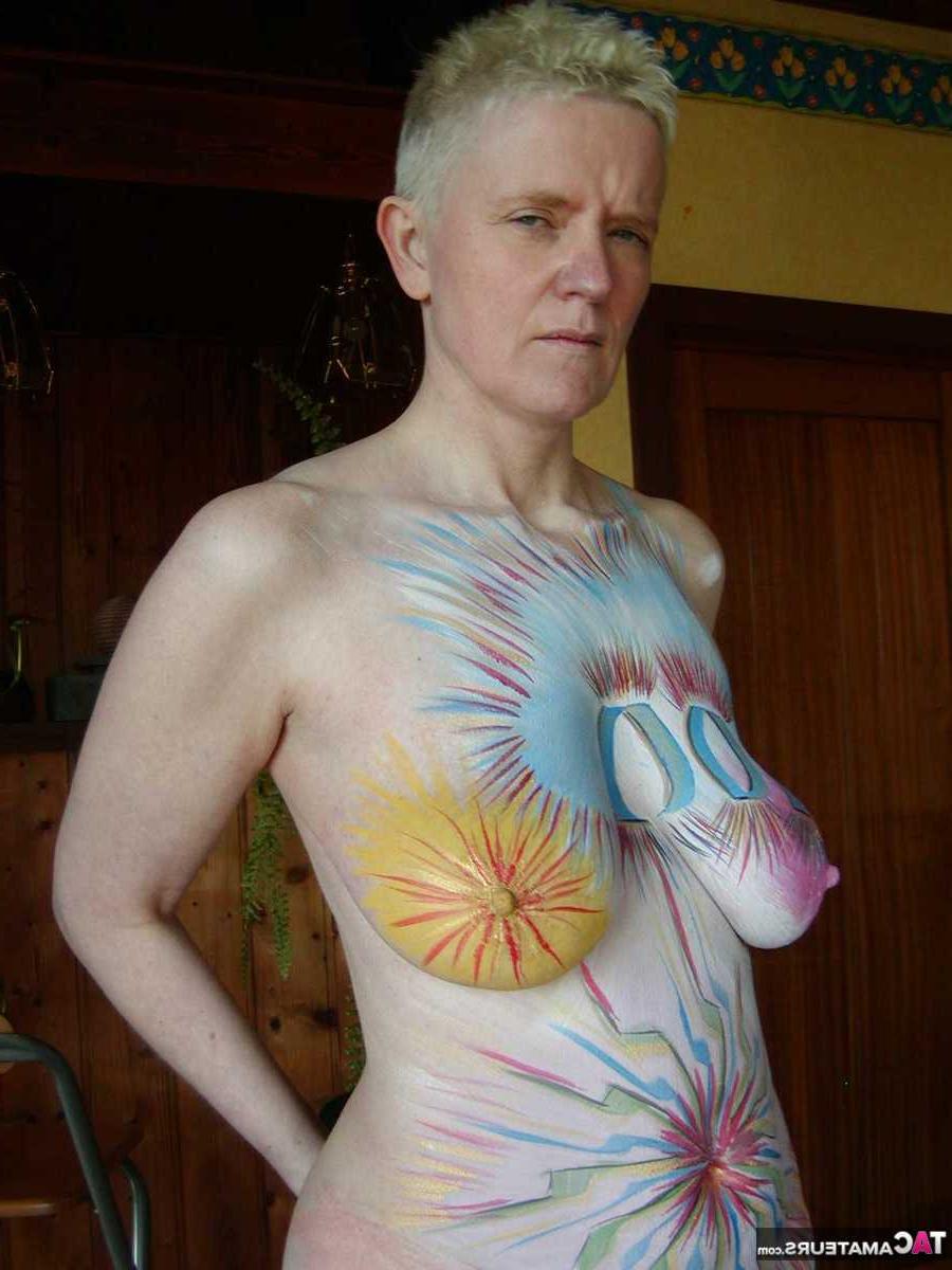 16P Tiffany Pearl, femme plus âgée aux cheveux blonds courts, pose nue avec de la peinture corporelle.
