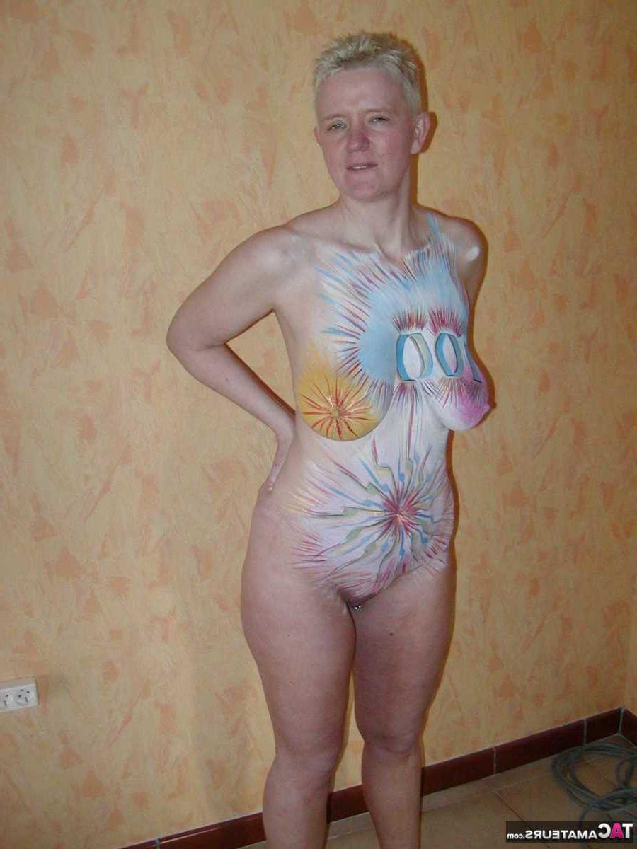 16P Tiffany Pearl, femme plus âgée aux cheveux blonds courts, pose nue avec de la peinture corporelle.