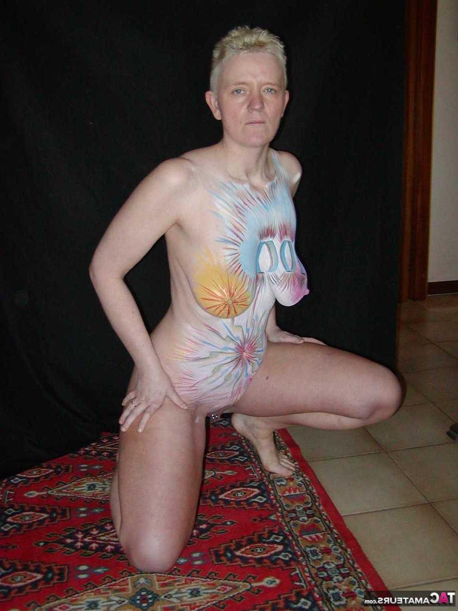 16P Tiffany Pearl, femme plus âgée aux cheveux blonds courts, pose nue avec de la peinture corporelle.